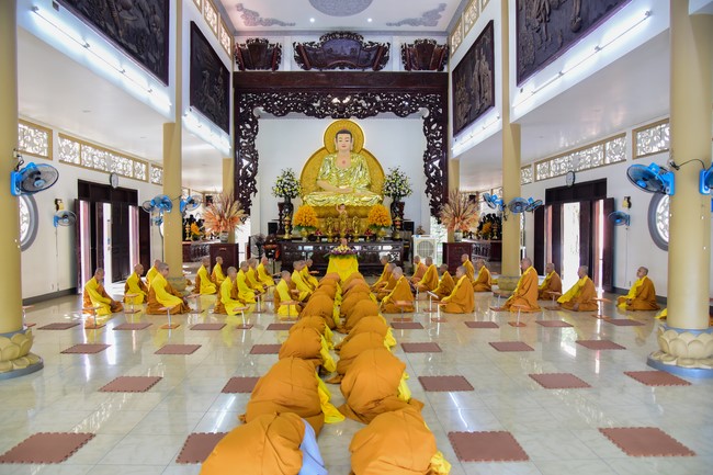 Pratimoksa commandment rite and precept listen at Hoang Phap pagoda